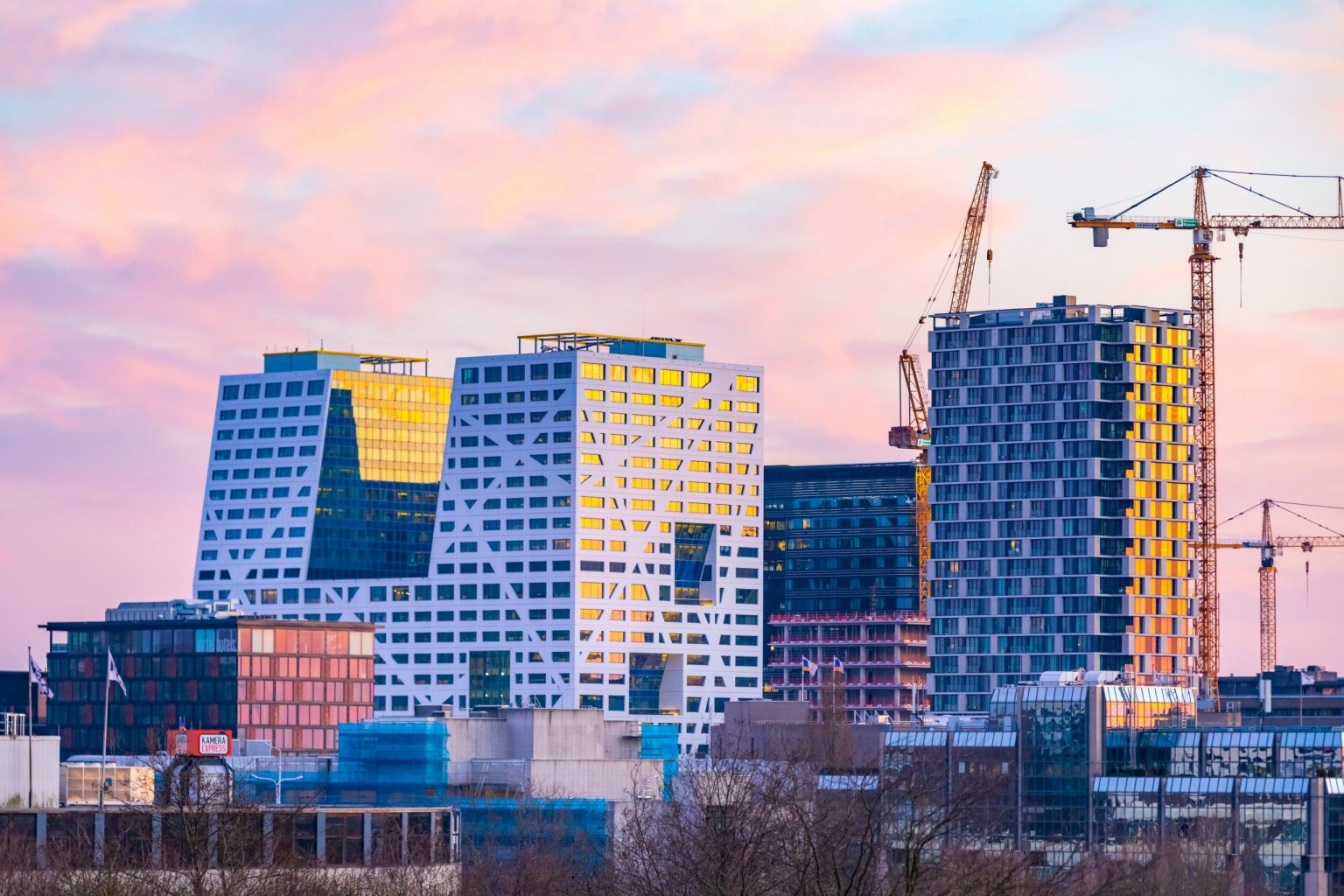 Skyline van Utrecht bij zonsondergang