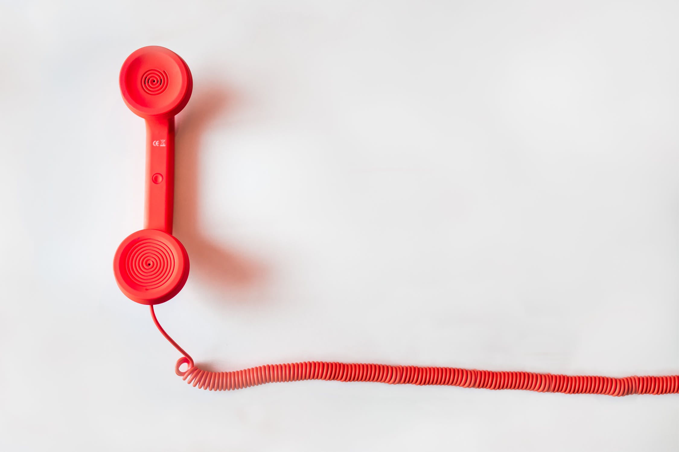 Rode telefoonhoorn met krulsnoer